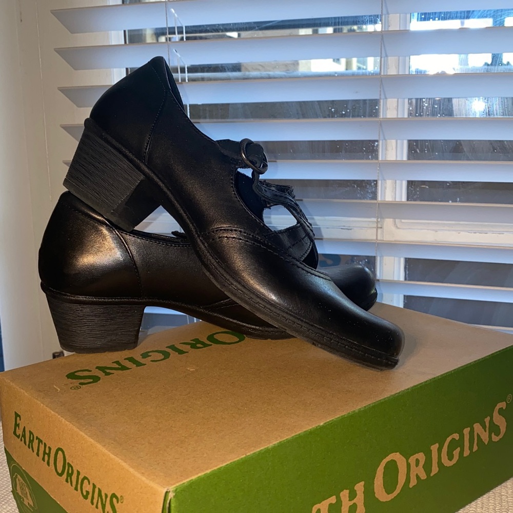 Earth Origins Women's Black Mary Jane Heels - Picture 2 of 3